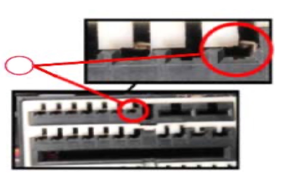 A red circle highlights terminal 51 inside a GM fuse block