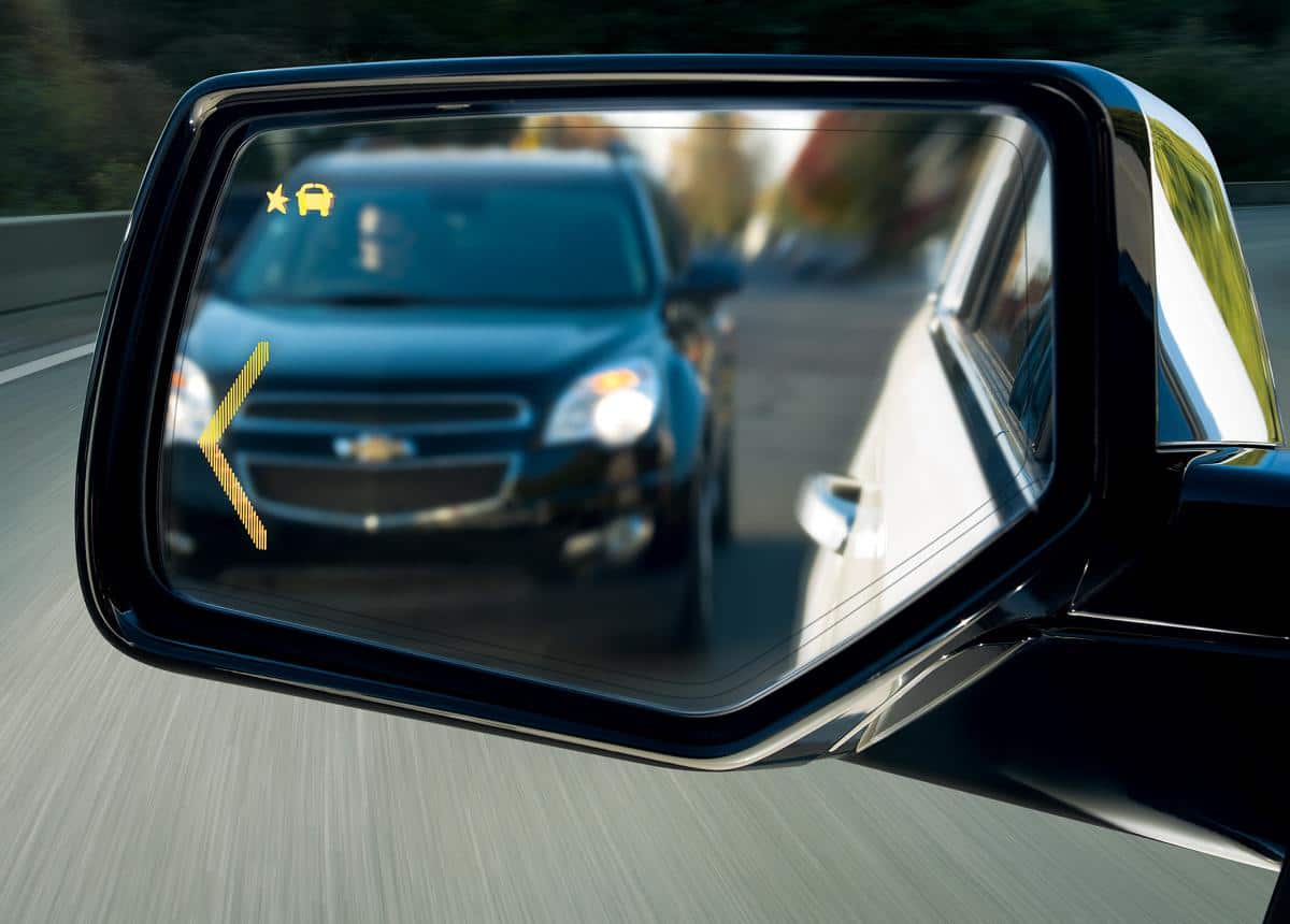 Blind spot warning light appears on the sideview mirror