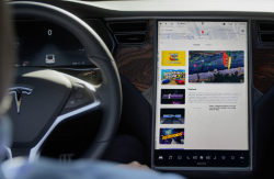Tesla Touchscreen Yellow Border Causes Class Action Lawsuit